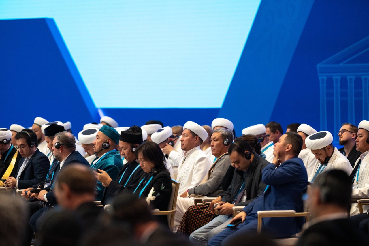 Le Secrétaire général de la Ligue islamique mondiale, Président de l’Organisation des savants musulmans, le cheikh Mohammed Al-Issa s’adressant aux participants de la séance inaugurale du « Sommet mondial des religions »