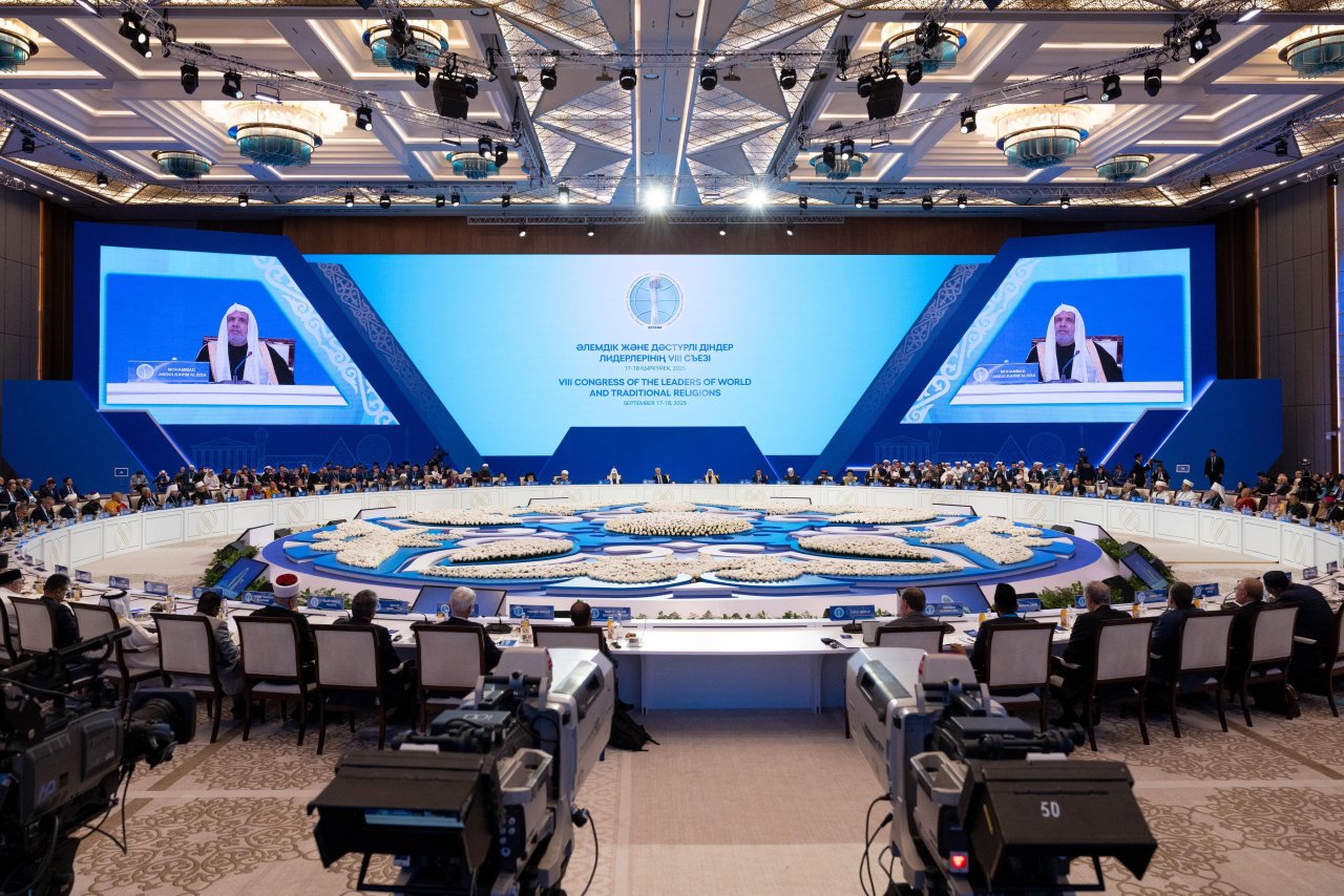 Le Secrétaire général de la Ligue islamique mondiale, Président de l’Organisation des savants musulmans, le cheikh Mohammed Al-Issa s’adressant aux participants de la séance inaugurale du « Sommet mondial des religions »
