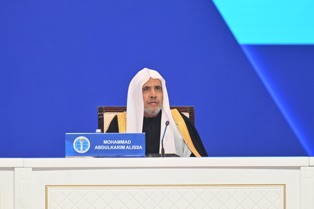 Le Secrétaire général de la Ligue islamique mondiale, Président de l’Organisation des savants musulmans, le cheikh Mohammed Al-Issa s’adressant aux participants de la séance inaugurale du « Sommet mondial des religions »