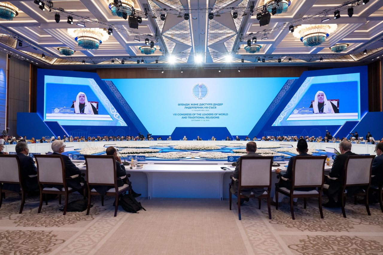 Le Secrétaire général de la Ligue islamique mondiale, Président de l’Organisation des savants musulmans, le cheikh Mohammed Al-Issa s’adressant aux participants de la séance inaugurale du « Sommet mondial des religions »
