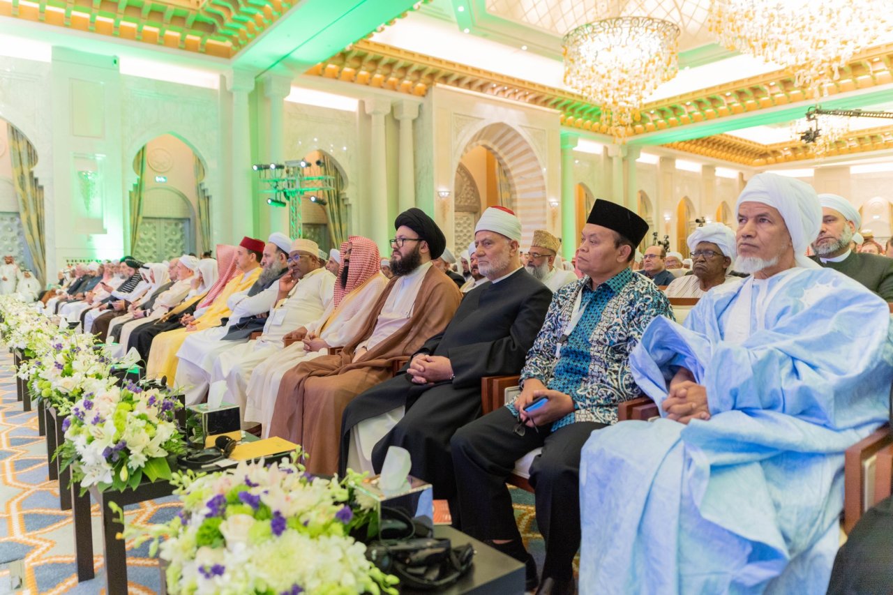 La Charte Mecque, signée par les muftis et les oulémas de la communauté islamique issus de diverses écoles et approuvée par les États membres de l’Organisation de la coopération islamique (OCI), est considérée comme la deuxième charte de ce genre dans l’histoire de l’Islam, après la Charte de Médine signée par notre Prophète Mohamed (paix sur lui)