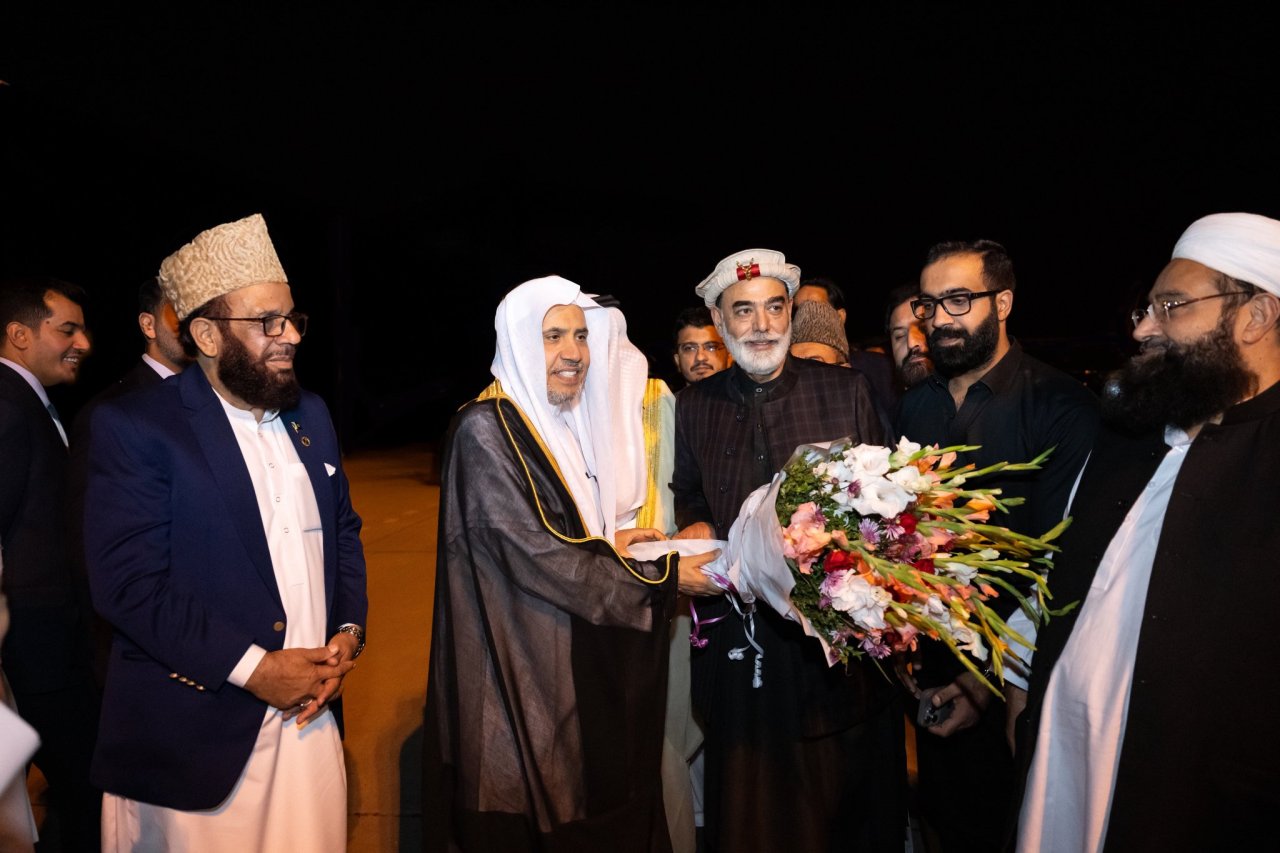 ‏مساء اليوم: ‏وصل معالي الأمين العام لرابطة العالم الإسلامي، رئيس هيئة علماء المسلمين، فضيلة الشيخ د. ⁧‫محمد العيسى‬⁩ ‬⁩، إلى العاصمة الباكستانية "إسلام آباد"، حيث سيعقد عددًا من اللقاءات الحكومية، مع لقاءات وخطابات في البرلمان، ومجلس الشيوخ، والمحكمة العليا، إضافةً إلى افتتاح الملتقى الثاني لعلماء باكستان بعنوان: "تنسيق المواقف ووحدة الكلمة". ‏ وكان في استقبال فضيلته عددٌ من كبار العلماء والشخصيات الوزاريّة والبرلمانيّة.