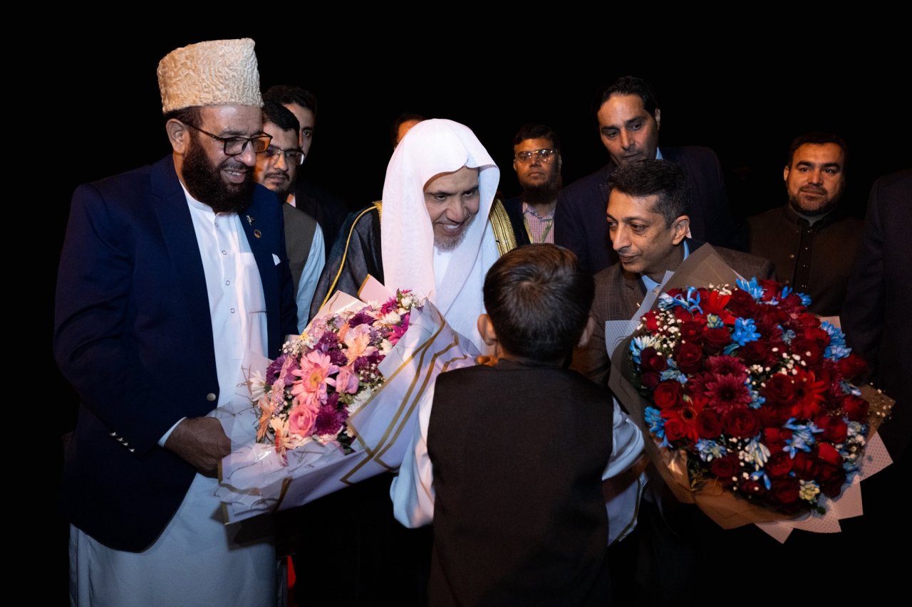 ‏مساء اليوم: ‏وصل معالي الأمين العام لرابطة العالم الإسلامي، رئيس هيئة علماء المسلمين، فضيلة الشيخ د. ⁧‫محمد العيسى‬⁩ ‬⁩، إلى العاصمة الباكستانية "إسلام آباد"، حيث سيعقد عددًا من اللقاءات الحكومية، مع لقاءات وخطابات في البرلمان، ومجلس الشيوخ، والمحكمة العليا، إضافةً إلى افتتاح الملتقى الثاني لعلماء باكستان بعنوان: "تنسيق المواقف ووحدة الكلمة". ‏ وكان في استقبال فضيلته عددٌ من كبار العلماء والشخصيات الوزاريّة والبرلمانيّة.