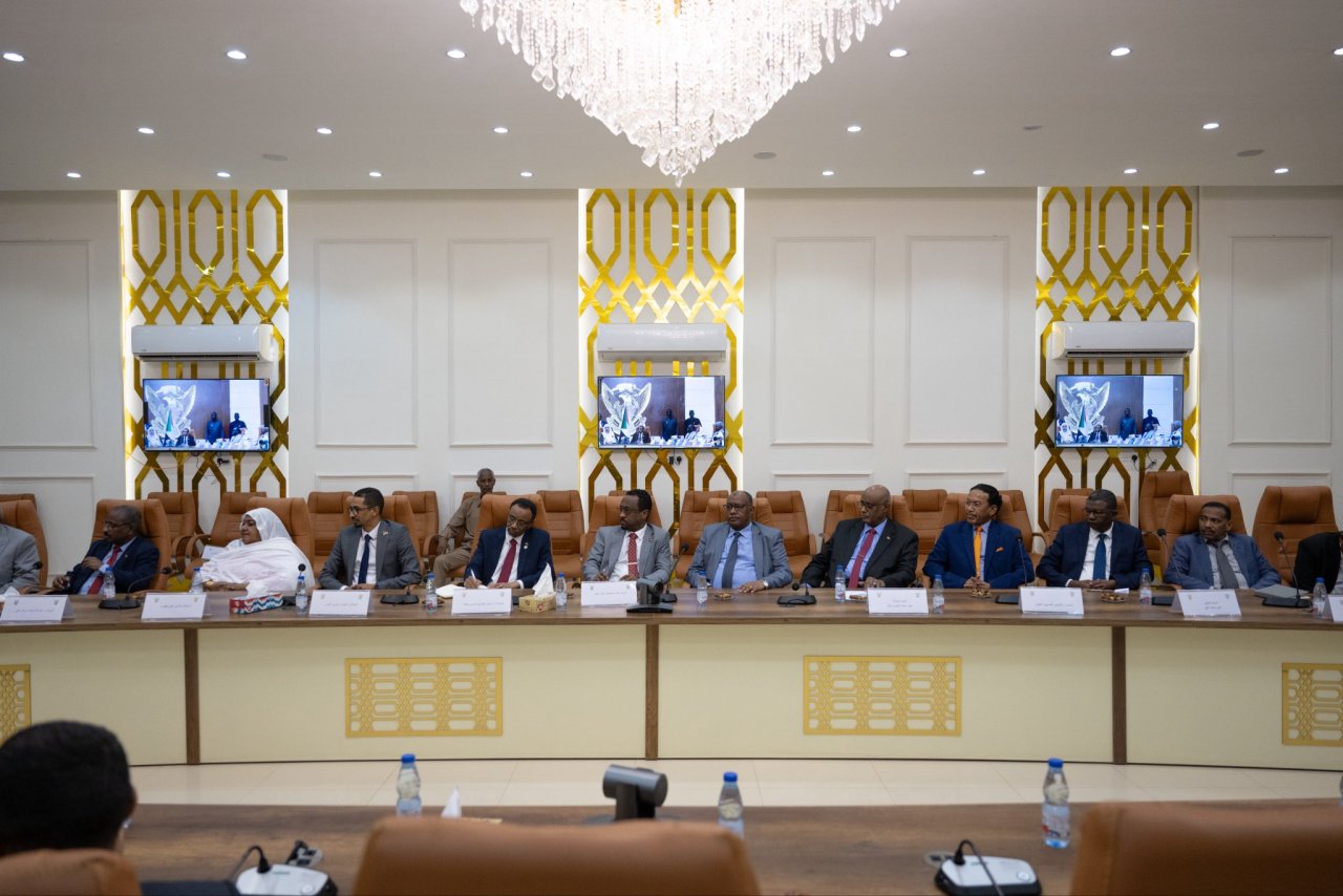 Le Premier ministre de la République du Soudan, le professeur Kamil Idriss, s’est entretenu avec, cheikh Mohammed Alissa en présence des membres du Conseil des ministres et des principaux conseillers du gouvernement.
