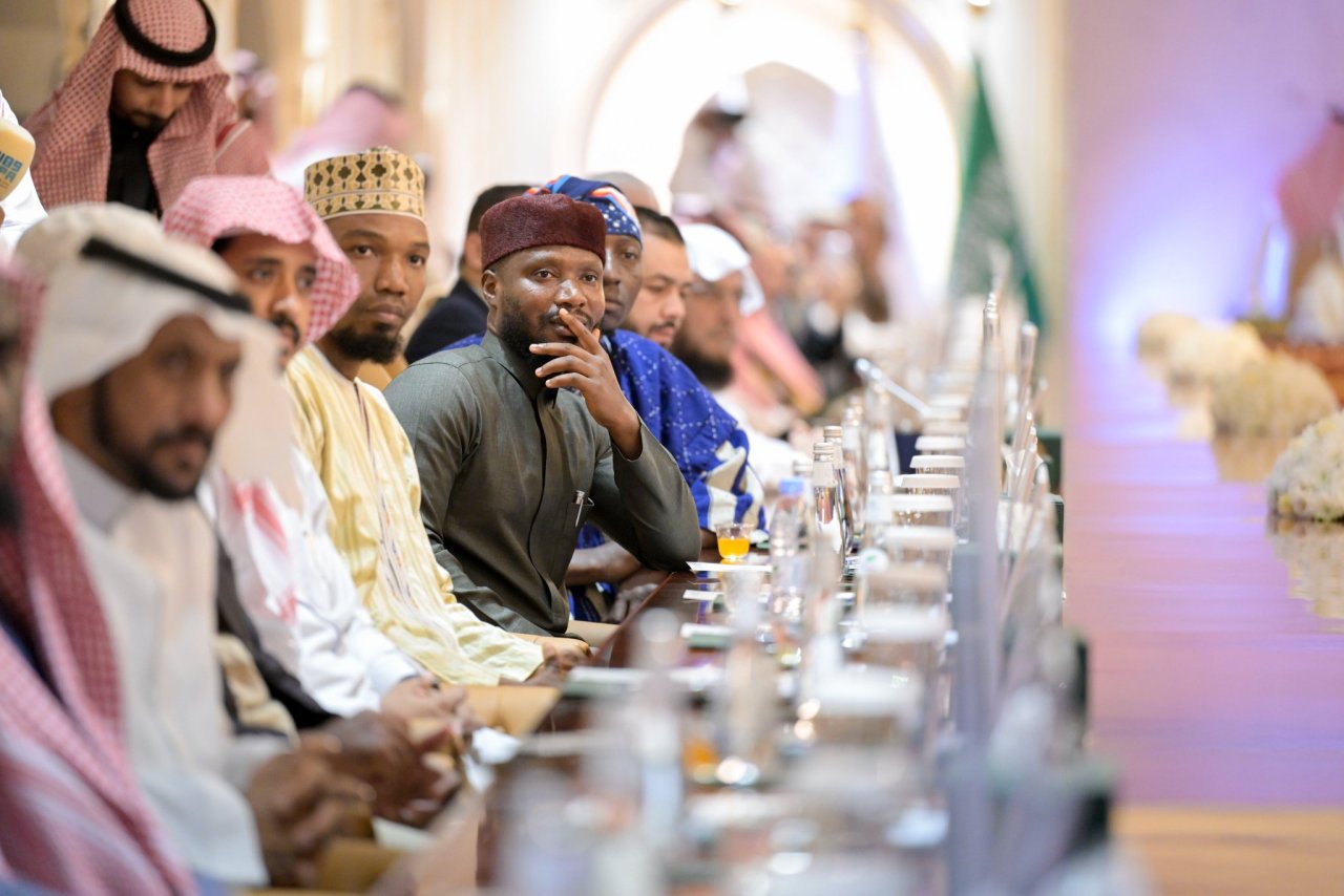 Lancement des premières activités célébrant la Journée mondiale de la langue arabe, organisées par le Centre mondial du Roi Salman pour la langue arabe et par la Ligue islamique mondiale, au siège de la Ligue à La Mecque