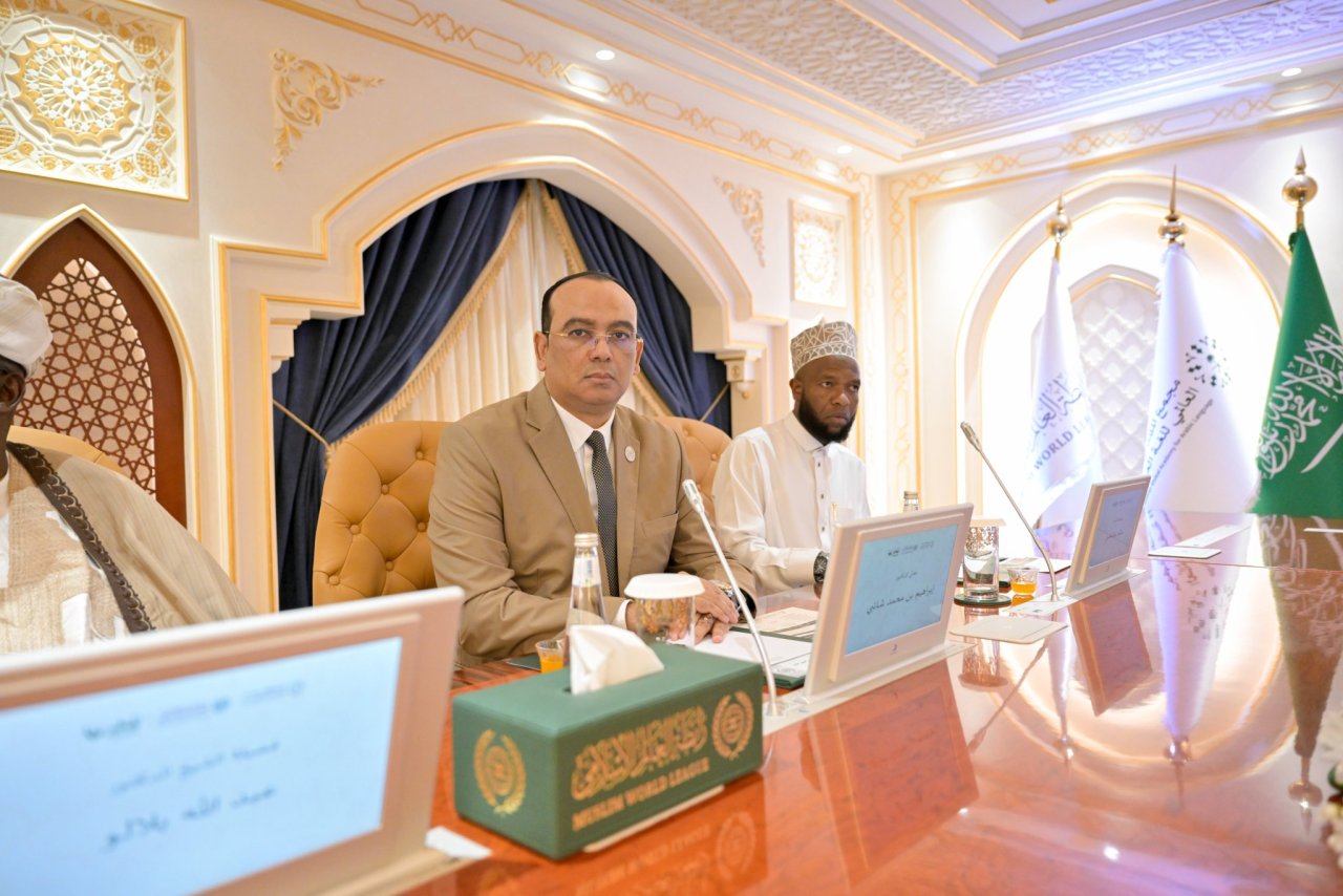 Lancement des premières activités célébrant la Journée mondiale de la langue arabe, organisées par le Centre mondial du Roi Salman pour la langue arabe et par la Ligue islamique mondiale, au siège de la Ligue à La Mecque