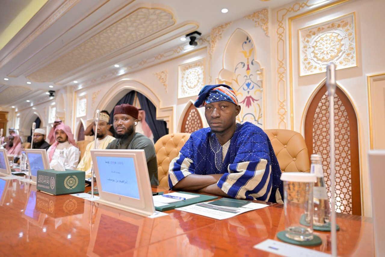 Lancement des premières activités célébrant la Journée mondiale de la langue arabe, organisées par le Centre mondial du Roi Salman pour la langue arabe et par la Ligue islamique mondiale, au siège de la Ligue à La Mecque