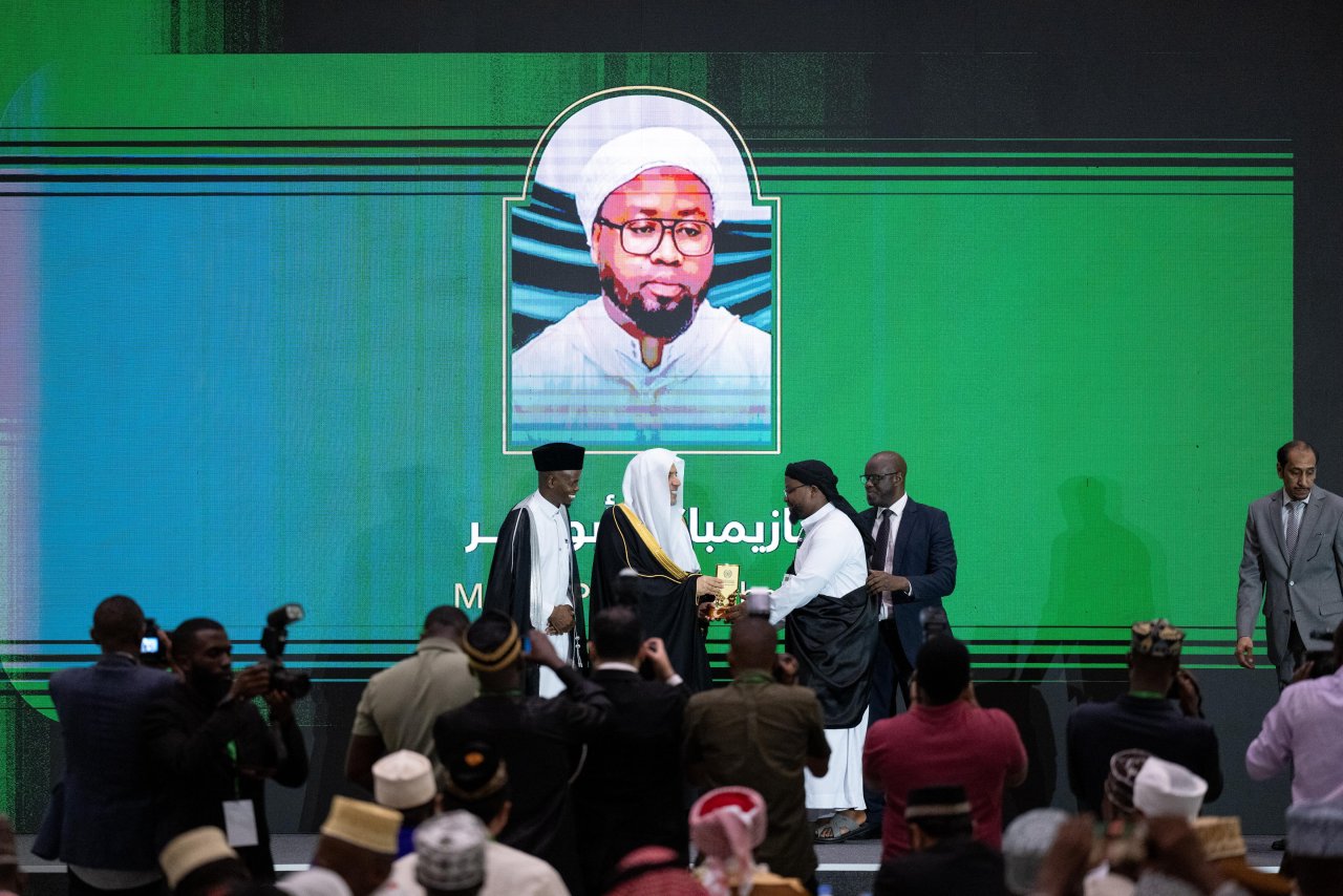 Cheikh Alissa assiste à la remise de diplômes de 70000 mémorisateurs et mémorisatrices du Noble Coran au Rwanda.