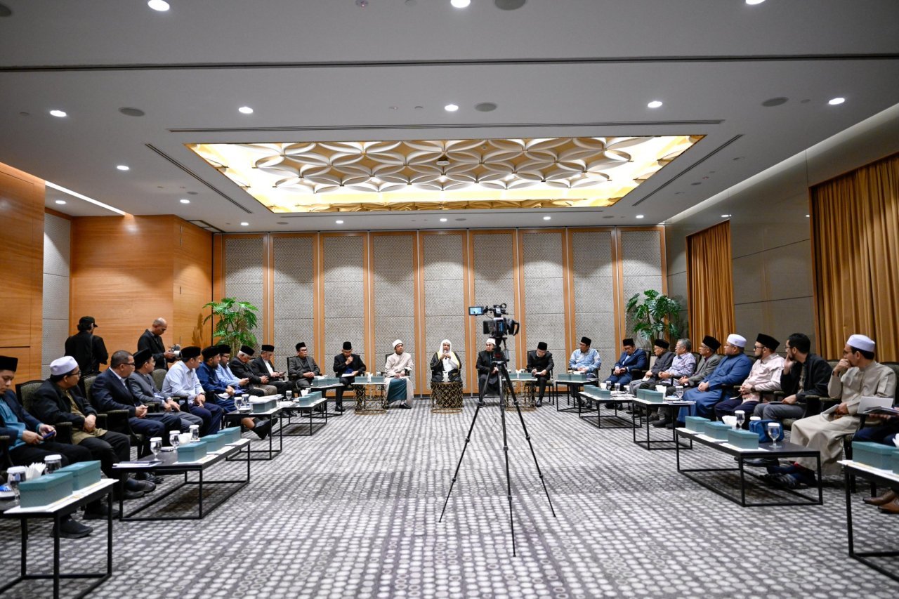 Le Secrétaire général, cheikh Mohammed Al-Issa a tenu, dans la capitale malaisienne Kuala Lumpur, une réunion avec d’éminents oulémas de Malaisie issus de l’ensemble des États, en présence du Grand imam, Mufti général de Malaisie, cheikh Ahmad Fauwaz