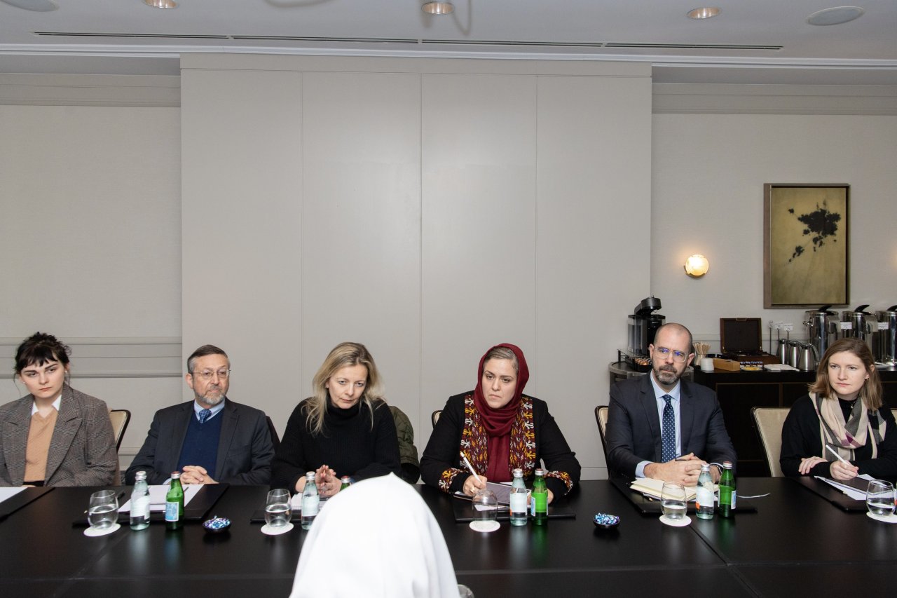 ‏استقبل معالي الأمين العام، رئيسُ هيئة علماء المسلمين، فضيلة الشيخ د.⁧‫محمد العيسى‬⁩، في مقرِّ إقامته بواشنطن، الرئيسَ والمديرَ التنفيذيَّ لمعهد السلام الأمريكي، السيدة ليز غراندي