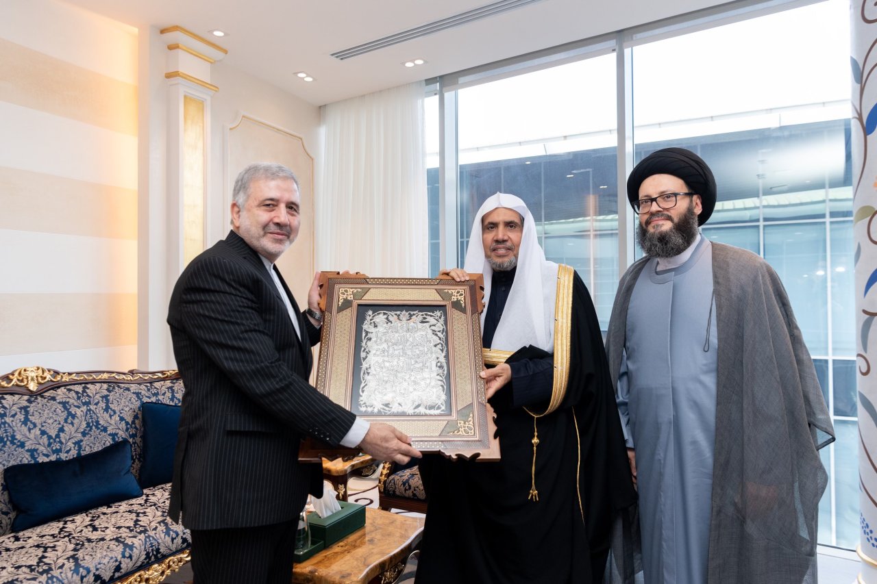التقى معالي الأمين العام، رئيس هيئة علماء المسلمين، فضيلة الشيخ د. ⁧‫محمد العيسى‬⁩، في مقرّ الرابطة الفرعي بالرياض، سعادةَ سفير الجمهورية الإسلامية الإيرانية لدى المملكة العربية السعودية، د. علي رضا عنايتي