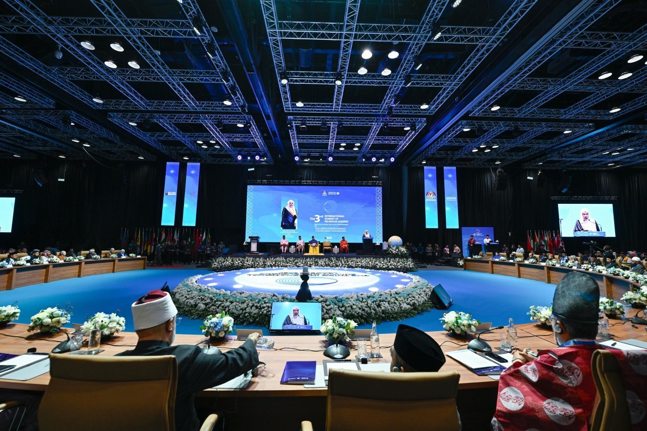 الأمينُ العام لرابطة العالم الإسلامي يشارِك بكلمةٍ افتتاحيةٍ في أعمال "القمّة الدولية الثالثة للقيادات الدينية" بالعاصمة الماليزية "كوالالمبور"