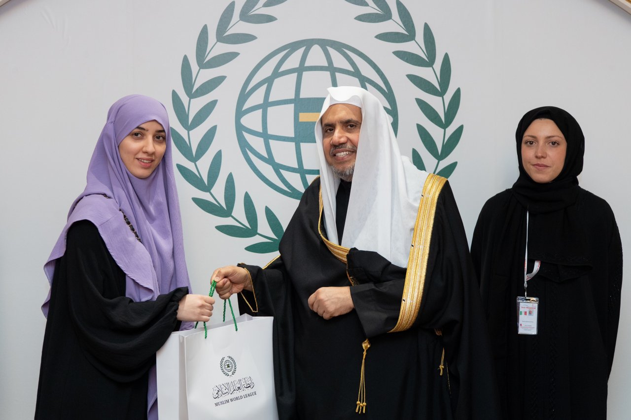 ظهر اليوم في لقاء معالي الأمين العام، رئيس هيئة علماء المسلمين، فضيلة الشيخ د.⁧‫محمد العيسى‬⁩، في مقر الرابطة بمكة المكرمة مع الوفد الطُّلابي من أبناء الأقليات المسلمة في الجامعات الأوروبية، تحدث معاليه عن تفاصيل مبادرة ⁧‫وثيقة مكة المكرمة