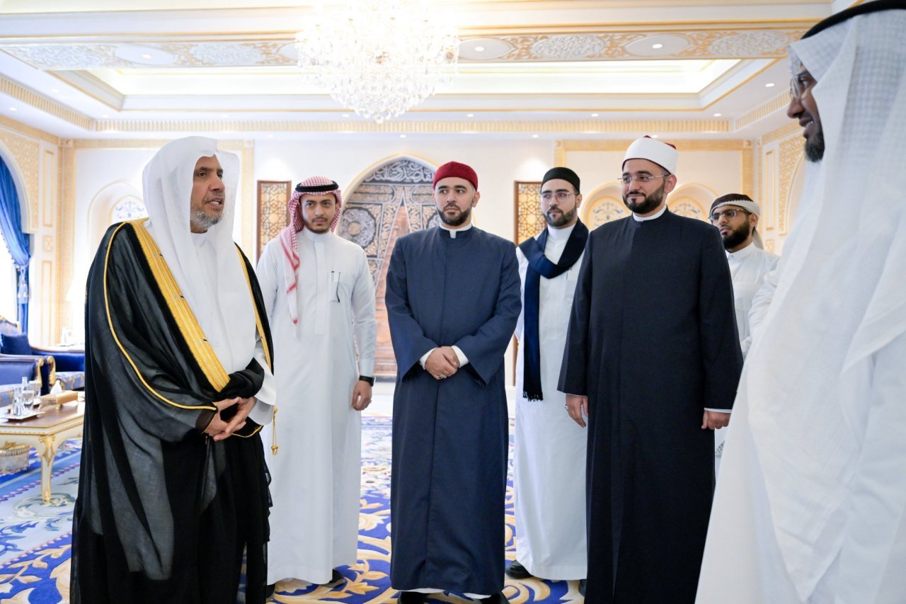 Yang Mulia Sekretaris Jenderal, Syekh Dr. Mohammed Al-Issa , bertemu dengan jajaran qari terkemuka dari Maqra'ah Teknologi Global, yang berada di bawah naungan Liga Muslim Dunia
