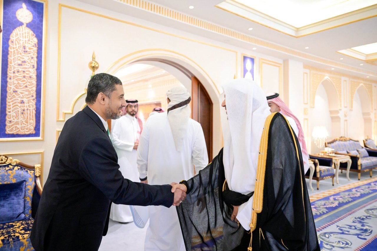 Yang Mulia Sekretaris Jenderal, Syekh Dr. Mohammed Al-Issa , bertemu dengan jajaran qari terkemuka dari Maqra'ah Teknologi Global, yang berada di bawah naungan Liga Muslim Dunia