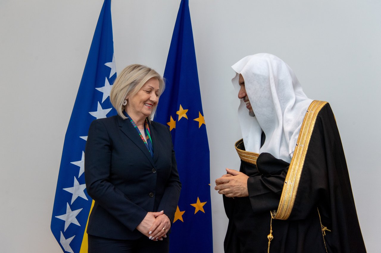 كشور نخست وزیر بوسنی و هرزگوین، سركار خانم بورنا کریستو، در دفتر ریاست جمهوری سارایوو، از جناب دبیر کل، و رئیس انجمن علمای اسلام، آقای دکتر شیخ محمد العیسی استقبال کرد