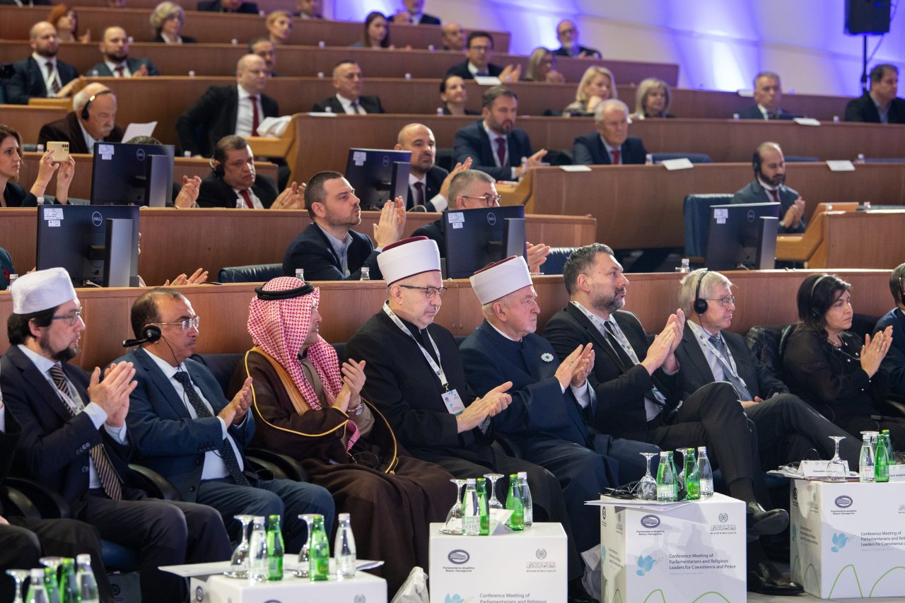 ‏عمدة سراييفو، السيدة بنيامينا كاريتش، تُسَلِّمُ معالي الأمين العام، الشيخ د.⁧‫محمد العيسى‬⁩ "مفتاحَ مدينة سراييفو"
