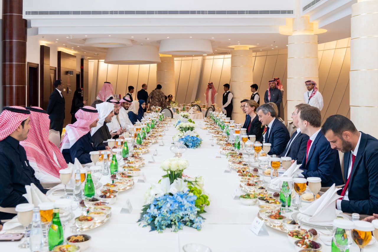 استقبل معالي الأمين العام، رئيس هيئة علماء المسلمين، فضيلة الشيخ د.⁧‫محمد العيسى‬⁩، في مقرِّ الرابطة الفرعي بالرياض معالي وزير الداخلية وأقاليم ما وراء البحار بجمهورية فرنسا، السيد جيرالد دارمانان