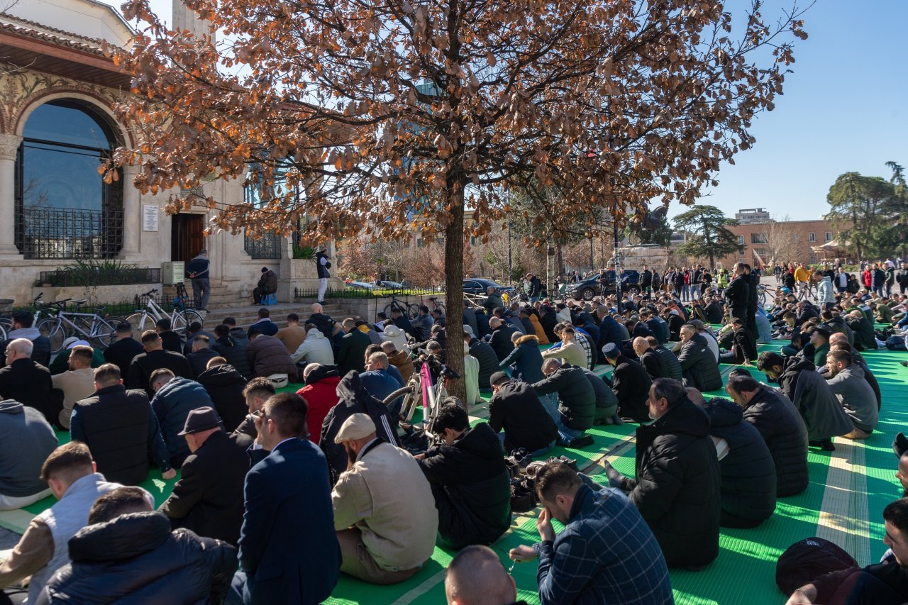 مِنْ على منبر الجامعِ التاريخيِّ الكبير بالعاصمة الألبانية تيرانا: ‏معالي الشيخ د.⁧‫محمد العيسى‬⁩ يخطُب جمعةَ هذا اليوم 6 شعبان