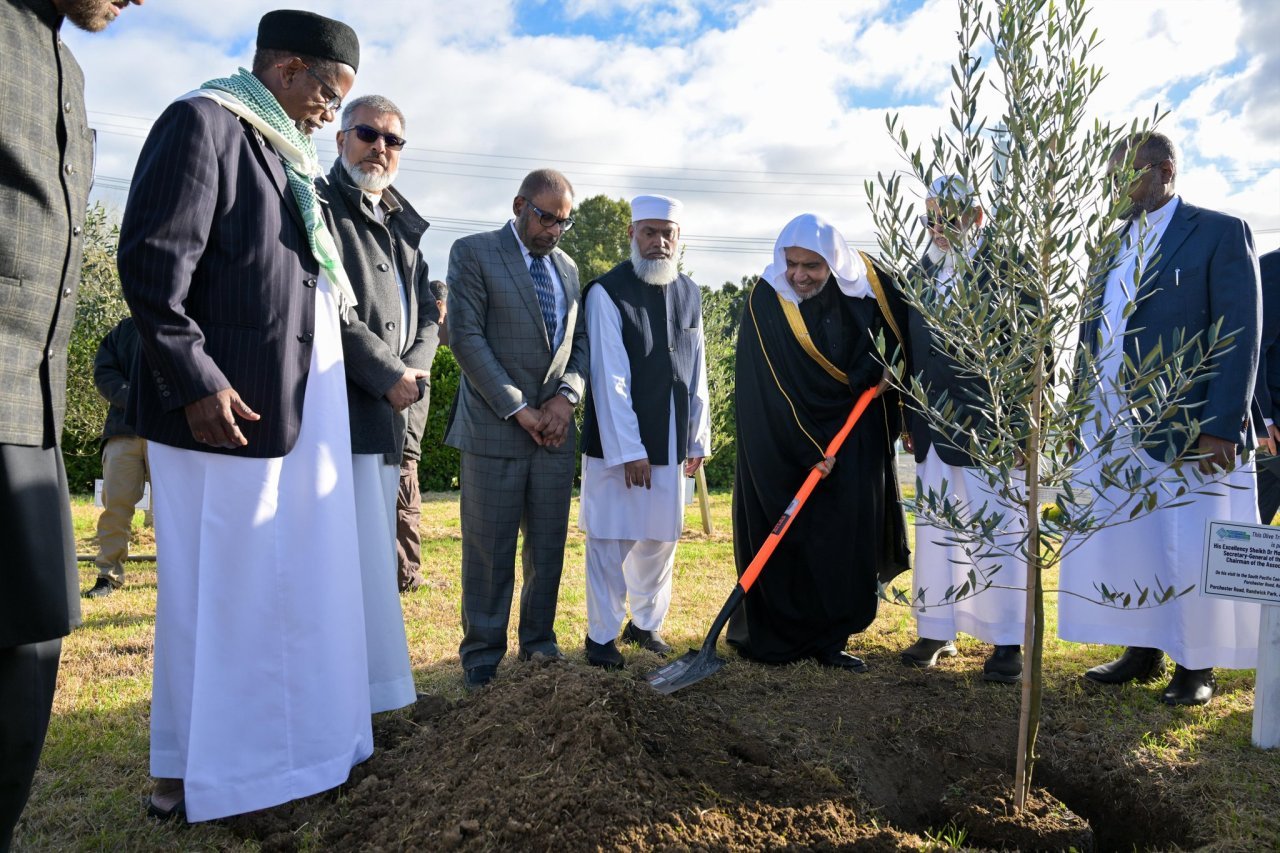 ‏تفقد معالي الأمين العام، رئيسُ هيئة علماء المسلمين، فضيلةُ الشيخ الدكتور محمد العيسى‬⁩ ‬⁩، المرحلة الأولى لإنشاء المركز الإسلامي في أوكلاند، وشارَكَ في غَرْس شجرة زيتون السَّلام، داخل المقر