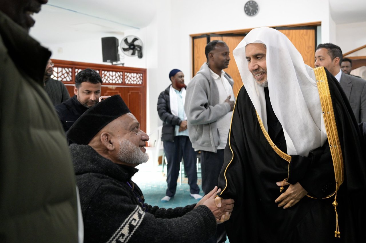 زارَ معالي الأمين العام، رئيسُ هيئة علماء المسلمين، فضيلةُ الشيخ د.⁧‫محمد العيسى‬⁩‬⁩ المسجدَ، حيثُ تفقَّد -مُجدَّدًا- احتياجاتِه، والتقى النّاجِين مِن الهجوم الإرهابيّ، وأُسرَ الشُّهداء رحمهم الله