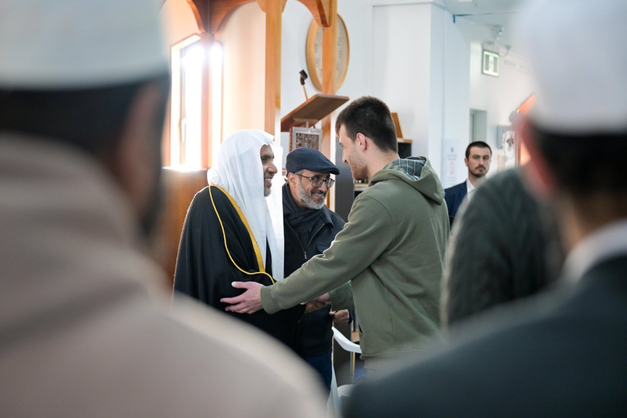 زارَ معالي الأمين العام، رئيسُ هيئة علماء المسلمين، فضيلةُ الشيخ د.⁧‫محمد العيسى‬⁩‬⁩ المسجدَ، حيثُ تفقَّد -مُجدَّدًا- احتياجاتِه، والتقى النّاجِين مِن الهجوم الإرهابيّ، وأُسرَ الشُّهداء رحمهم الله