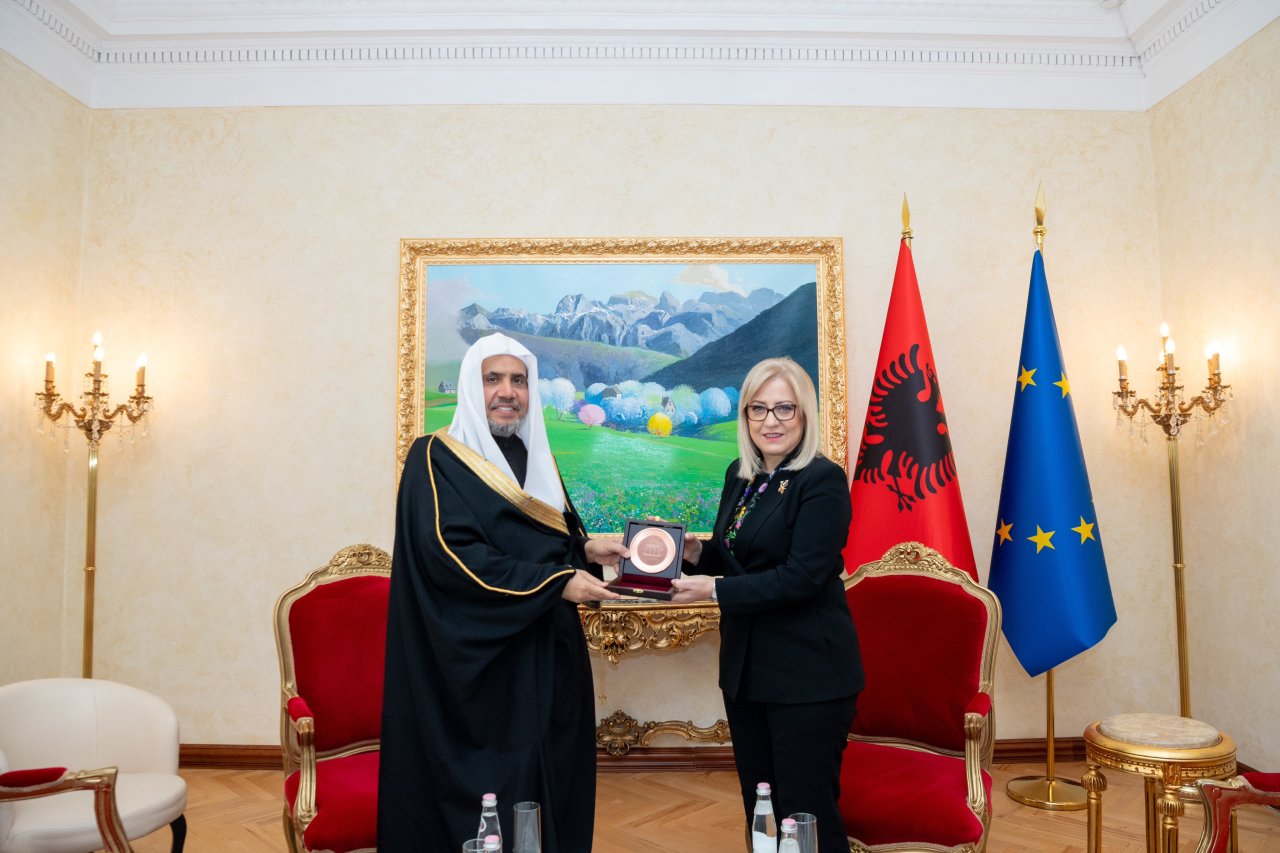 جناب دبیر کل، جناب شیخ دکتر محمد العیسی در مقر پارلمان در پایتخت تیرانا، با سرکار خانم لیندیتا نیکولا، رئیس پارلمان جمهوری آلبانی دیدار و گفتگو نمود