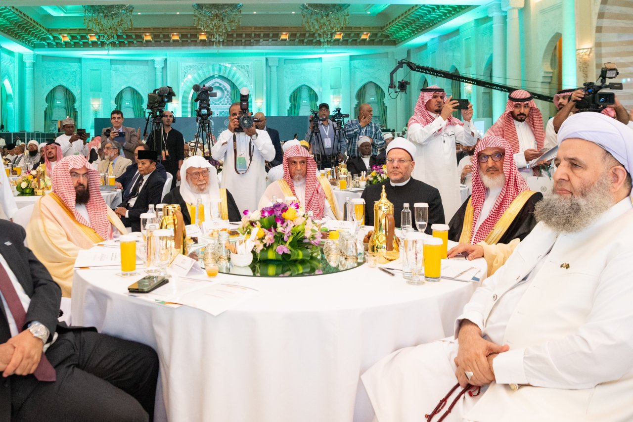 افتتاحُ أعمال المؤتمر الدولي: "بناء الجسور بين المذاهب الإسلامية" بجوار المسجد الحرام بمكة المكرمة، بمشاركةٍ استثنائيةٍ لكبار الشخصيات الإسلامية، من المفتين وكبار العلماء مُمثّلي مختلف المذاهب الإسلامية، وبحضور السُّفراء ممثِّلي دول منظمة التعاون الإسلامي