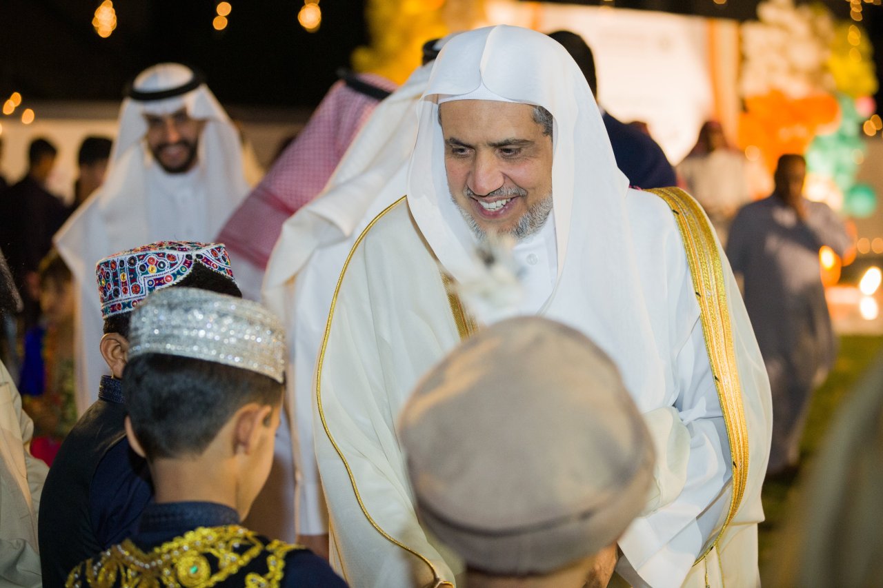 Foto de la celebración del Sheij Mohammed Al-Issa, SG de la LMI, en la festividad del Aid El Fitr en el orfanato Ali bin Abi Talib en Pakistán, que cuenta con cerca de 4600 huérfanos: