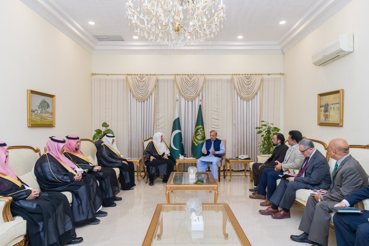 El Primer Ministro de la República Islámica de Pakistán, Sr. Muhammad Shahbaz Sharif, recibió hoy en su oficina en la capital, Islamabad, al Secretario General y Presidente de la Comisión de Ulemas Musulmanes, Sheij Mohammed Al-Issa.