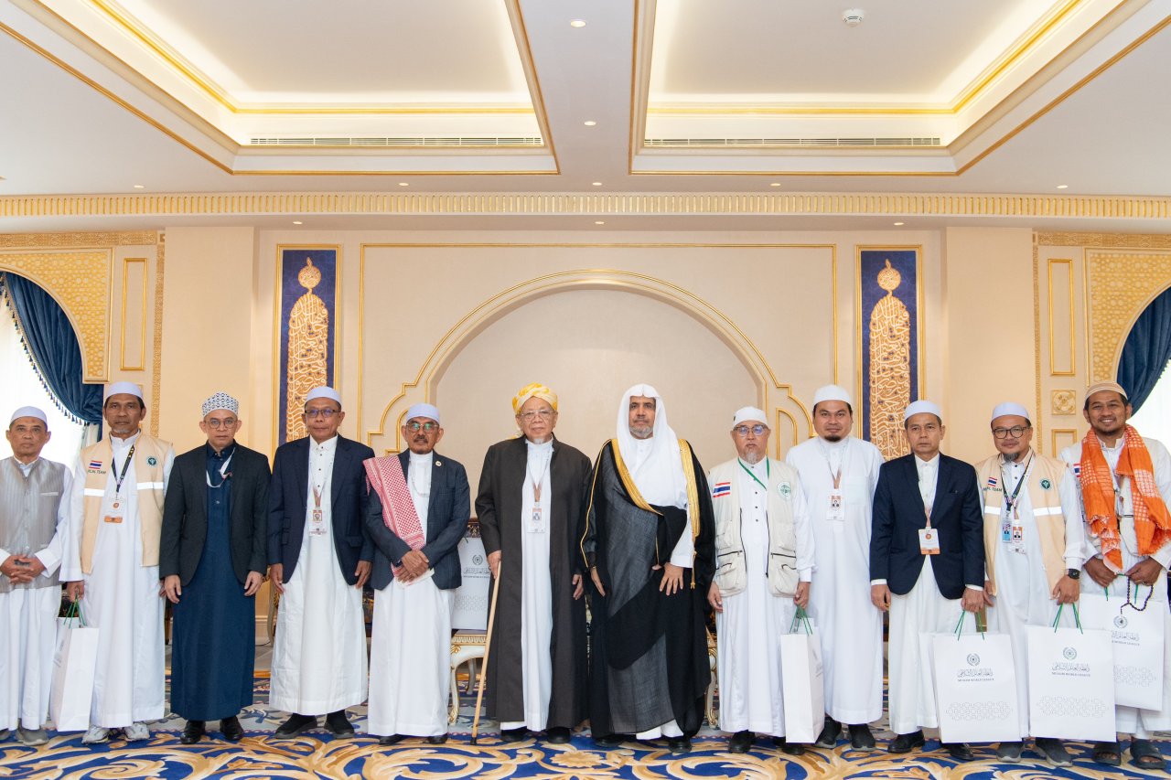 استقبل معالي الأمين العام، رئيس هيئة علماء المسلمين، فضيلة الشيخ د. ⁧‫محمد العيسى‬⁩، بمكتبه بمكة المكرمة، وفداً من مملكة تايلاند، برئاسة سماحة شيخ الإسلام أرون بونشوم
