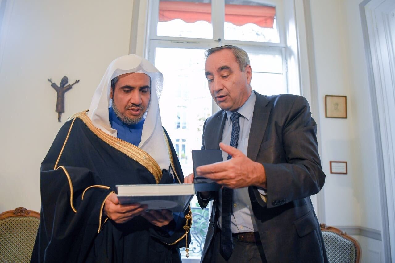 ‏من لقاء معالي الأمين العام في باريس‬ برئيس اتحاد كنيسة البروتستانت، في إطار لقاءات معاليه مع الأطياف الدينية بمختلف أديانها ومذاهبها وذلك في أفق متطلبات التعايش والتعاون والوئام والسلام؛ حيث يُمَثِّلُ أتباع الأديان عنصراً مهماً في تحقيق هذا المطلب الإنساني المهم والمُلِح.