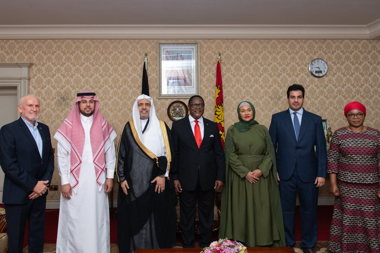‏فخامة رئيس جمهورية مالاوي، السيد لازاروس ماكارثي تشاكويرا، يمنح معالي الأمين العام، الشيخ د.⁧‫محمد العيسى‬⁩ وسامَ الجمهورية