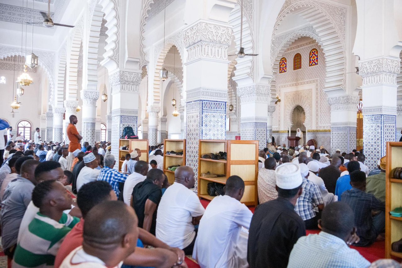 أمينُ عام رابطة العالم الإسلامي يستهلّ برنامجَ زيارته إلى تنزانيا بخطبة الجمعة في مدينة دار السلام