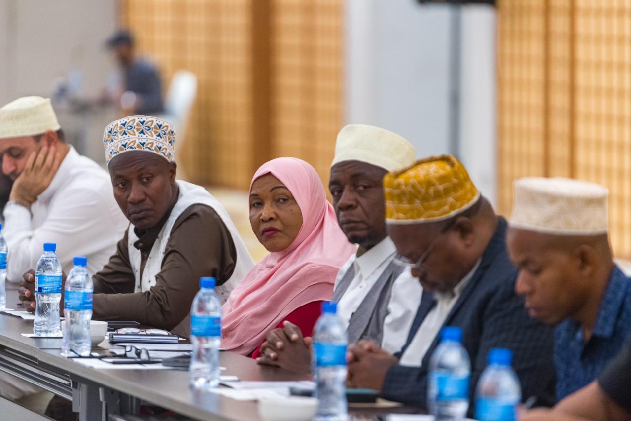 Lors d'une rencontre scientifique tenue aujourd'hui dans la ville de Dar es Salaam, les membres du Conseil des grands savants de la République unie de Tanzanie, dirigés par le grand mufti et grand imam cheikh Abou Bakr bin Zubair