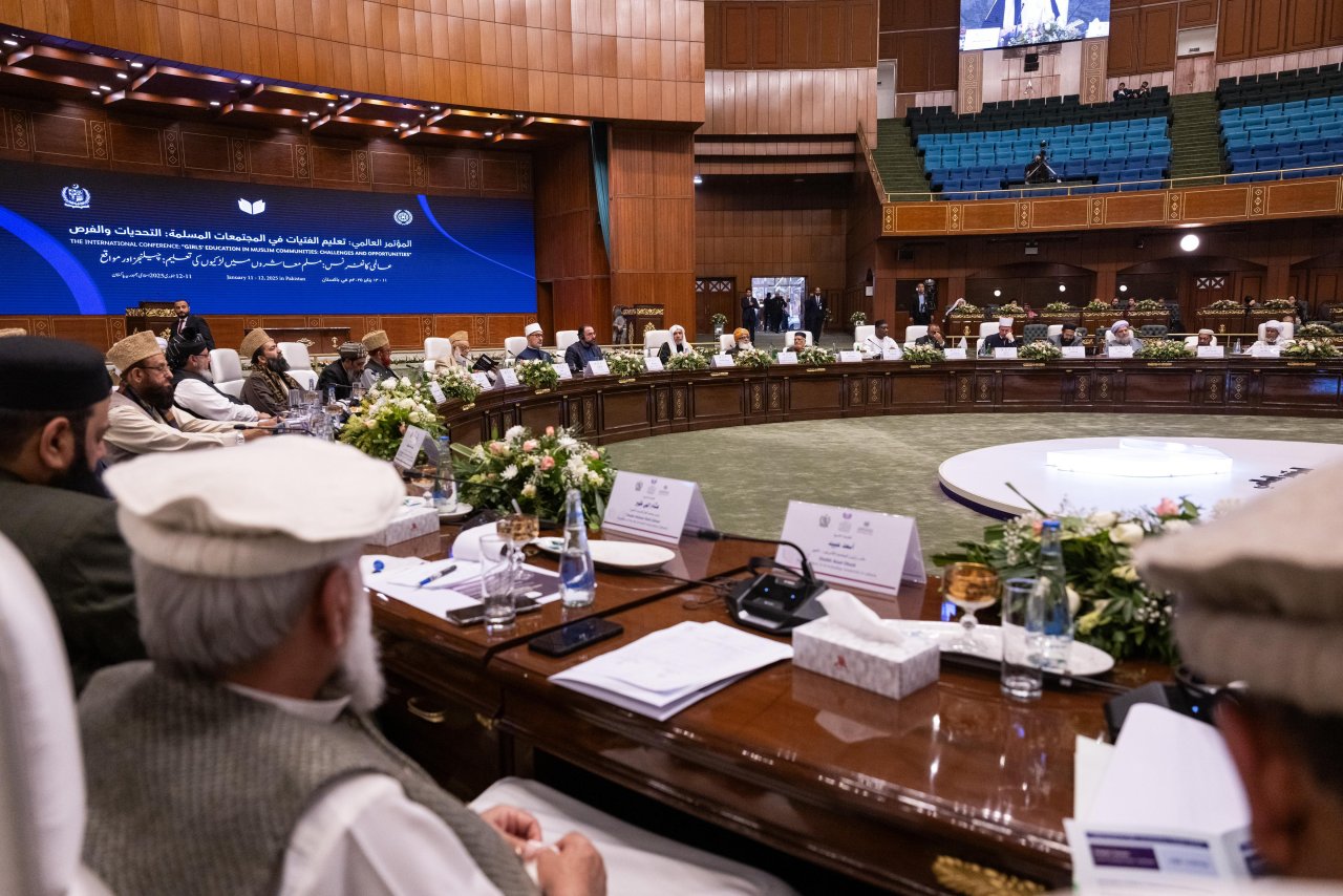 فقہی اکیڈمیز، شرعی اداروں، كونسلوں اور کمیٹیوں کے نمائندوں اور دنیا بھر سے مختلف مسالک اور مکاتب فکر سے تعلق رکھنے والے مفتیان کرام اور جید علماء کی ایک مبارک محفل کی موجودگی میں۔