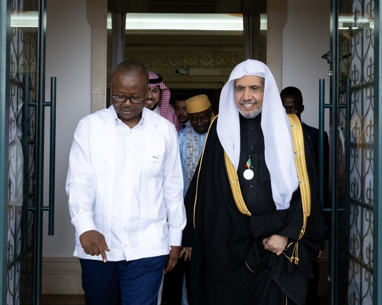 En el Palacio Presidencial de la capital, Bisáu, el Sr. Umaro Sissoco Embaló, Presidente de la República de Guinea-Bisáu, otorgó al Secretario General, Presidente de la Comisión de Ulemas, Sheij Mohammed Al-Issa