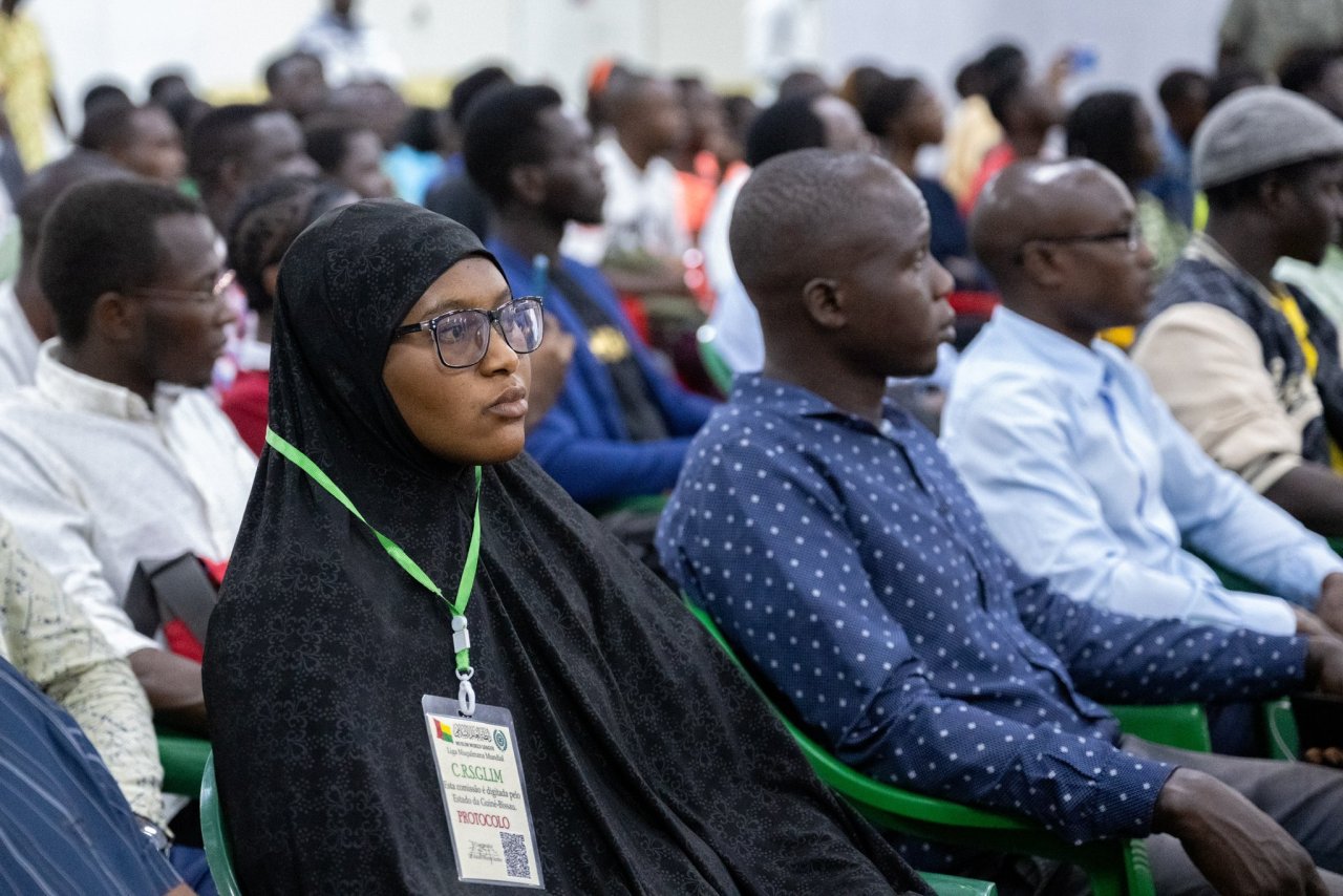 El Secretario General, Presidente de la Comisión de Ulemas, el Sheij Mohammed Al-Issa, impartió una conferencia en la Universidad de Guinea-Bissau sobre los valores del Islam, donde expuso los principios de la CartaMeca.