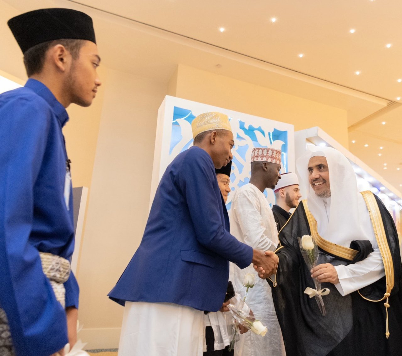 Les relations actives avec les communautés musulmanes à travers le monde est à l’avant-garde des devoirs de la Ligueislamiquemondiale .