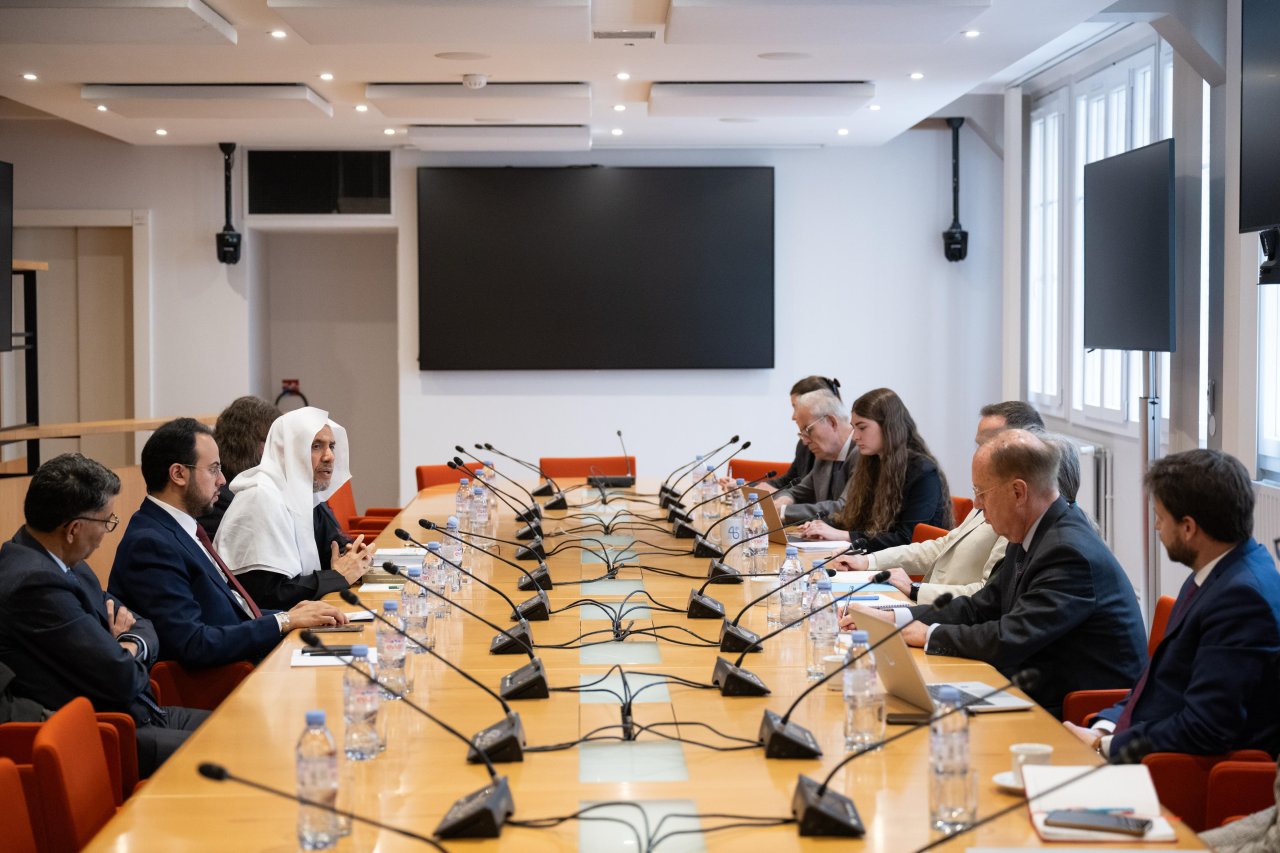 الأمين العام لرابطة العالم الإسلامي يستهِلُّ زيارتَه للجمهورية الفرنسية بجولةٍ في متحف "غزة المنكوبة"
