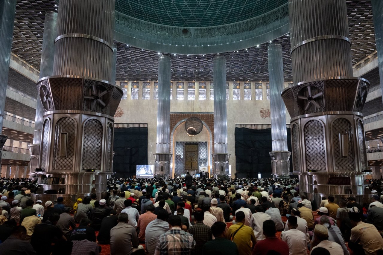 Cheikh Alissa prononce le sermon du vendredi et dirige la prière à la grande mosquée d’Istiqlal, dans la capitale indonésienne Jakarta.