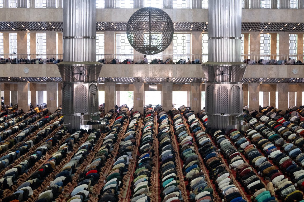 Cheikh Alissa prononce le sermon du vendredi et dirige la prière à la grande mosquée d’Istiqlal, dans la capitale indonésienne Jakarta.