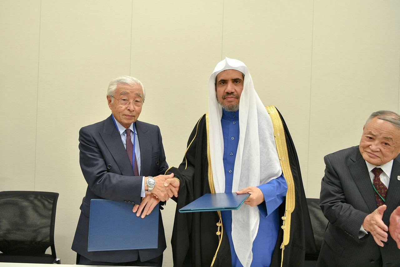 الأمير أوكمیتسو هیروهاشي عم الامبراطور الياباني خلال مراسم التوقيع