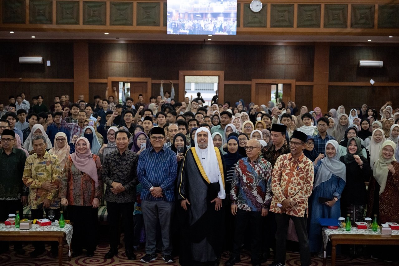 Le Secrétaire général cheikh Mohammed Al-Issa a donné une conférence publique à l’Université islamique d’État Sharif Hidayatullah dans la capitale indonésienne Jakarta