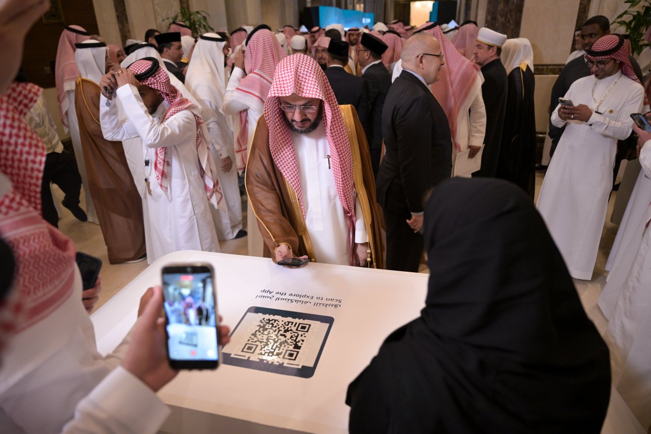 Voici les premiers instants du lancement de l’application « Minhaj », suivis de son téléchargement sur les téléphones par plusieurs hautes personnalités : éminents savants du monde islamique, représentants des pays à minorité musulmane