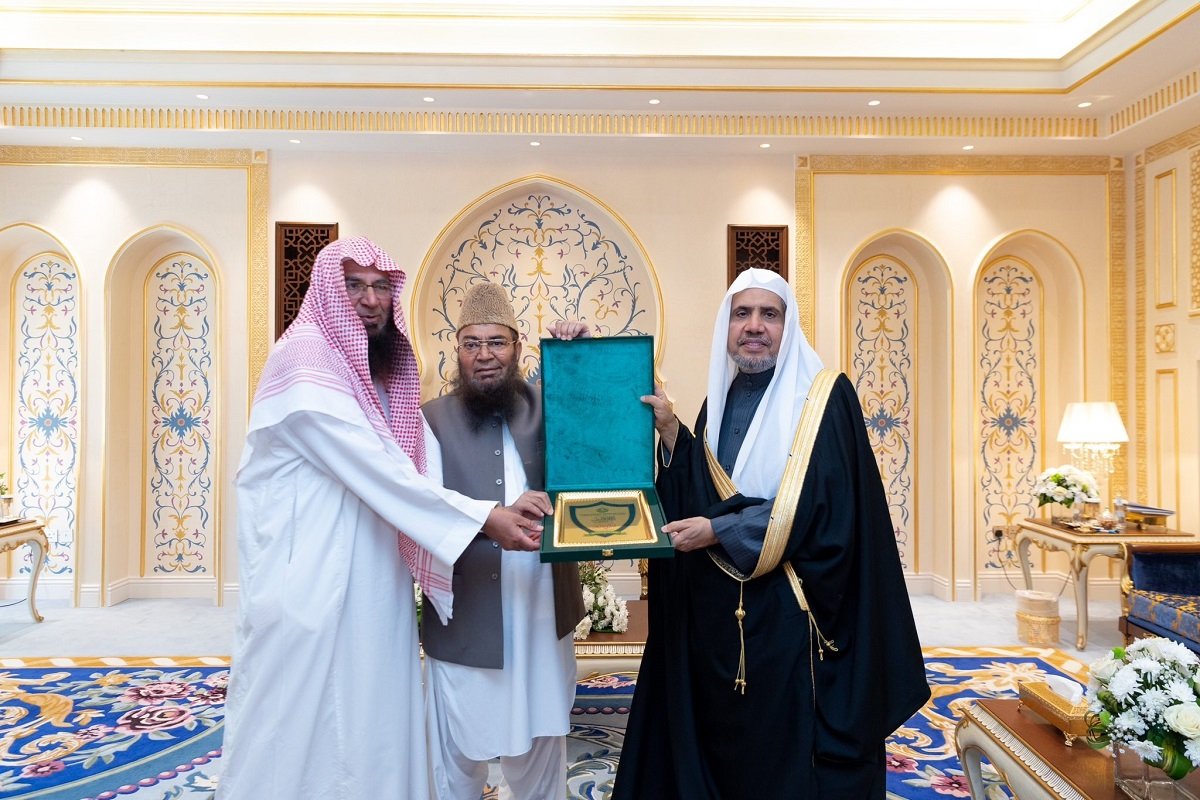 شیخ د.محمد العيسى در دفترش در مكه المكرمه، از جناب سناتور، دبیر کل انجمن مرکزی اهل حدیث در پاکستان، شیخ د.حافظ بخش استقبال كرد.
