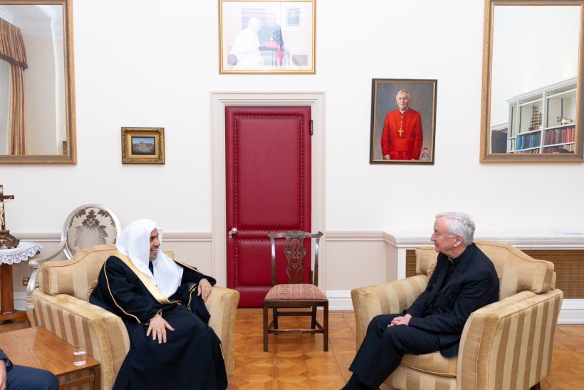 آقای محمد العيسى دبیر کل رئیس انجمن‌ علمای مسلمان‌ با کاردینال وینسنت کالینز، رئيس اساقفه ویست منستر در لندن دیدار کرد.
