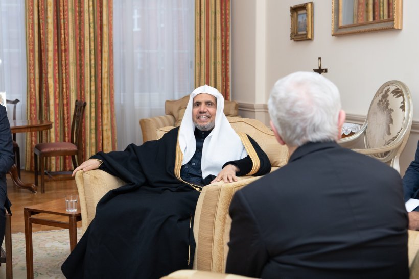 آقای محمد العيسى دبیر کل رئیس انجمن‌ علمای مسلمان‌ با کاردینال وینسنت کالینز، رئيس اساقفه ویست منستر در لندن دیدار کرد.
