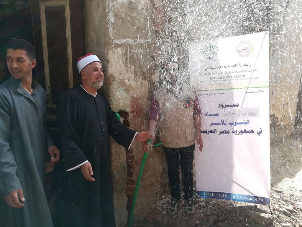 احتفاء بوصول المياه إلى منزل إحدى الأسر