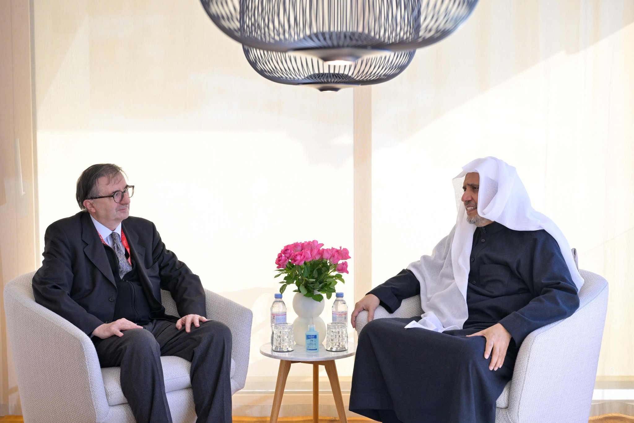 التقى معالي الأمين العام، رئيس هيئة علماء المسلمين، فضيلة الشيخ د.⁧‫محمد العيسى‬⁩ ⁦‪‬⁩، في مقر إقامته سعادةَ السيد فولفغانغ أماديوس برولهارت
